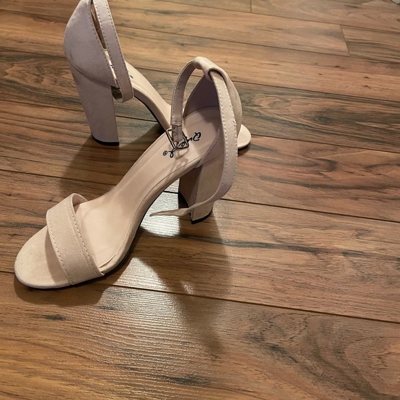 Womens size 6 baby pink 👡 . - Picture 2 of 4